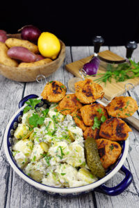 Kartoffelsalat mit orientalisch gegrillten Sojamedallions-Hochformat-Kochbuch-klein